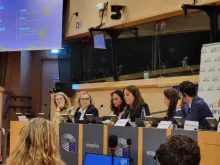 Três mulheres contam suas histórias de experiências com o aborto num evento pró-vida no Parlamento Europeu, em Bruxelas, em 15 de outubro de 2025.