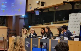 Três mulheres contam suas histórias de experiências com o aborto num evento pró-vida no Parlamento Europeu, em Bruxelas, em 15 de outubro de 2025.