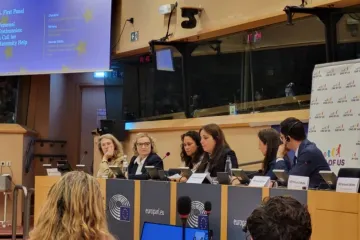 Três mulheres contam suas histórias de experiências com o aborto num evento pró-vida no Parlamento Europeu, em Bruxelas, em 15 de outubro de 2025