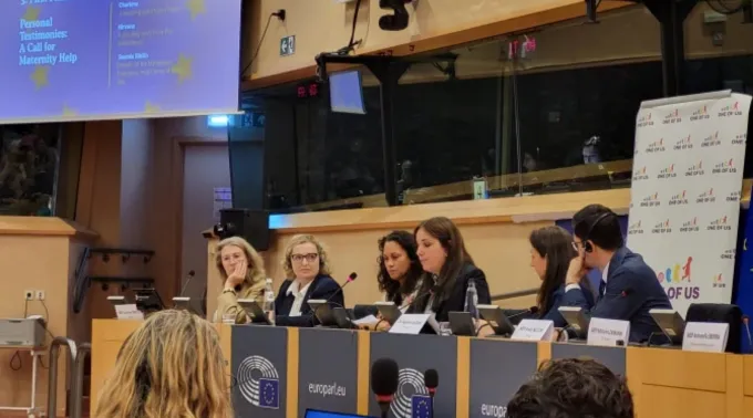 Três mulheres contam suas histórias de experiências com o aborto num evento pró-vida no Parlamento Europeu, em Bruxelas, em 15 de outubro de 2025 ?? 