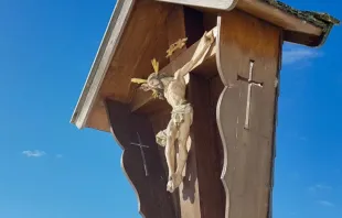 Crucifixo de madeira à beira de estrada na Baviera, Alemanha.