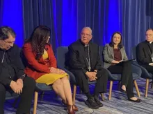 Organizadores do próximo diálogo digital do papa Leão XIV com jovens, em 21 de novembro, na Conferência Nacional da Juventude Católica em Indianápolis, EUA, falam com a imprensa no local da Assembleia Plenária de Outono da Conferência da USCCB, em Baltimore, EUA, em 12 de novembro de 2025.