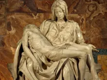 A Pietà, obra de Michelangelo Buonarroti, na Basílica de São Pedro, no Vaticano.