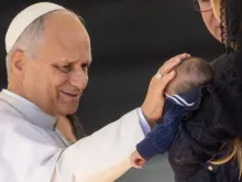 O papa Leão XIV abençoa recém-nascido na audiência geral de hoje (19) no Vaticano.
