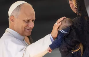 O papa Leão XIV abençoa recém-nascido na audiência geral de hoje (19) no Vaticano.