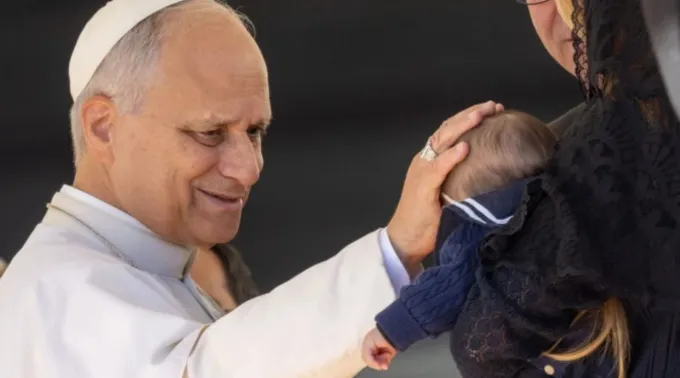 Leão XIV abençoa recém-nascido no Vaticano em 19 de novembro de 2025 ?? 