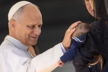 Leão XIV abençoa recém-nascido no Vaticano em 19 de novembro de 2025