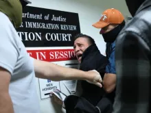 Um homem solicitante de asilo da Colômbia é detido por agentes federais enquanto comparece à sua audiência no tribunal de imigração no Edifício Federal Jacob K. Javits, em 27 de outubro de 2025, em Nova York, EUA.