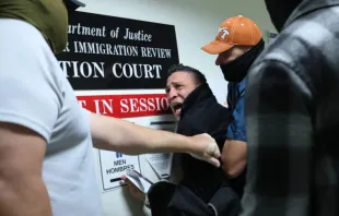 Um homem solicitante de asilo da Colômbia é detido por agentes federais enquanto comparece à sua audiência no tribunal de imigração no Edifício Federal Jacob K. Javits, em 27 de outubro de 2025, em Nova York, EUA.