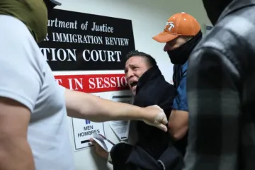 Um homem solicitante de asilo da Colômbia é detido por agentes federais enquanto comparece à sua audiência no tribunal de imigração no Edifício Federal Jacob K. Javits, em 27 de outubro de 2025, em Nova York, EUA.