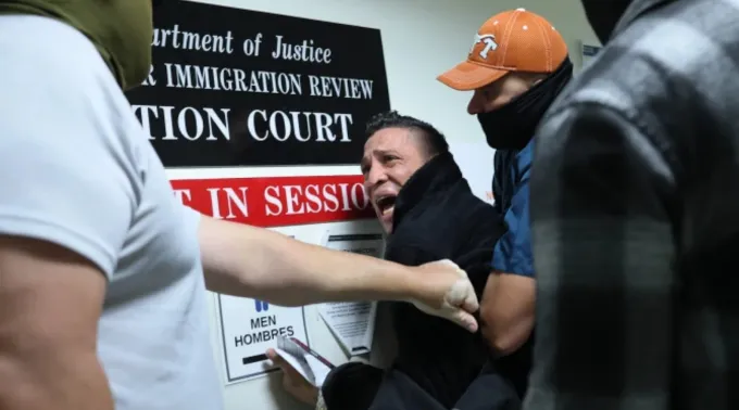 Um homem solicitante de asilo da Colômbia é detido por agentes federais enquanto comparece à sua audiência no tribunal de imigração no Edifício Federal Jacob K. Javits, em 27 de outubro de 2025, em Nova York, EUA. ?? 