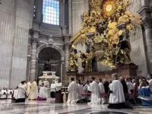 Cardeal Raymond Burke celebra missa solene pontifical, missa tradicional especial em latim, no altar da Cátedra na basílica de São Pedro, no Vaticano, em 25 de outubro de 2025.