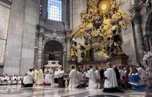 Cardeal Raymond Burke celebra missa solene pontifical, missa tradicional especial em latim, no altar da Cátedra na basílica de São Pedro, no Vaticano, em 25 de outubro de 2025.