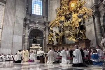 Cardeal Raymond Burke celebra missa solene pontifical no Vaticano em 25 de outubro de 2025