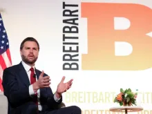 O vice-presidente dos EUA, J.D. Vance, participa ontem (20) de bate-papo informal com Matt Boyle em Washington, D.C., EUA.