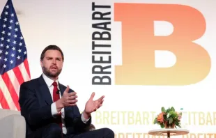 O vice-presidente dos EUA, J.D. Vance, participa ontem (20) de bate-papo informal com Matt Boyle em Washington, D.C., EUA.
