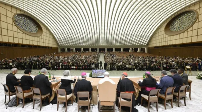 Leão XIV ouve relatos de sete representantes de todo o mundo sobre a implementação da sinodalidade no Vaticano, em 24 de outubro de 2025 ?? 