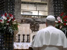 O papa Leão XIV visita ontem (20) o túmulo de são Francisco em Assis, Itália.