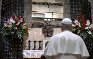 O papa Leão XIV visita ontem (20) o túmulo de são Francisco em Assis, Itália.