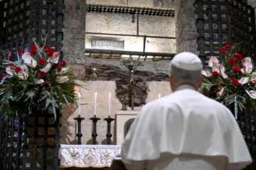 Leão XIV visita o túmulo de são Francisco em Assis em 20 de novembro de 2025