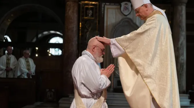 Ordenação de Jonathan Goodall (ex-bispo anglicano) ao sacerdócio católico na Catedral de Westminster, Londres, em 12 de março de 2022 ?? 
