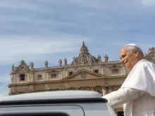 Papa Leão XIV cumprimenta fiéis no Vaticano hoje (23) depois de oração do Ângelus.