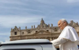 Papa Leão XIV cumprimenta fiéis no Vaticano hoje (23) depois de oração do Ângelus.