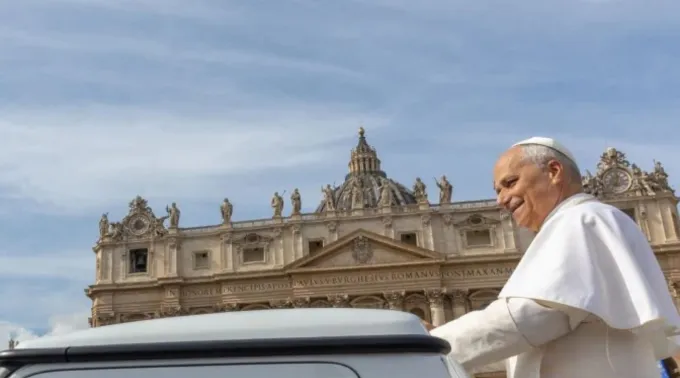 Papa Leão XIV cumprimenta fiéis no Vaticano depois de oração do Ângelus em 23 de novembro de 2025 ?? 