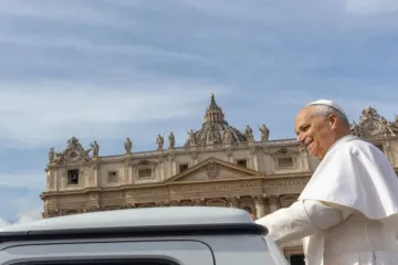 Papa Leão XIV cumprimenta fiéis no Vaticano depois de oração do Ângelus em 23 de novembro de 2025