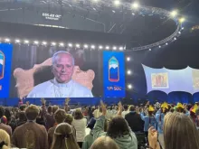O papa Leão XIV conversa com adolescentes num encontro virtual no Lucas Oil Stadium, em Indianápolis, EUA, na Conferência Nacional da Juventude Católica (NCYC) 2025, em 21 de novembro de 2025.