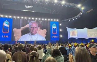 O papa Leão XIV conversa com adolescentes num encontro virtual no Lucas Oil Stadium, em Indianápolis, EUA, na Conferência Nacional da Juventude Católica (NCYC) 2025, em 21 de novembro de 2025.