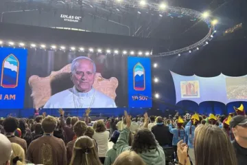 Leão XIV conversa com adolescentes num encontro virtual no Lucas Oil Stadium, em Indianápolis, EUA, na Conferência Nacional da Juventude Católica (NCYC) 2025, em 21 de novembro de 2025