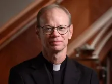 O presidente da Universidade Notre Dame, EUA, Robert A. Dowd, CSC, disse que vai reintegrar a “missão católica” entre os valores da equipe em 21 de novembro de 2025.