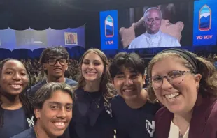Os adolescentes Mia Smothers, Ezequiel Ponce, Micah Alcisto, Elise Wing e Chris Pantelakis, e a moderadora Katie McGrady (à direita), tiram uma selfie com o papa Leão XIV num encontro digital ao vivo no Lucas Oil Stadium, em Indianápolis, EUA, em 21 de novembro de 2025.