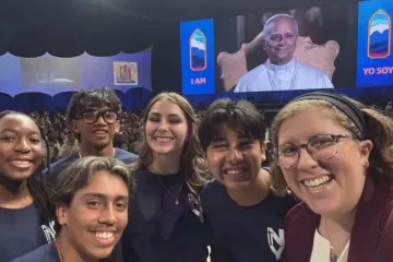 Os adolescentes Mia Smothers, Ezequiel Ponce, Micah Alcisto, Elise Wing e Chris Pantelakis, e a moderadora Katie McGrady (à direita), tiram uma selfie com o papa Leão XIV num encontro digital ao vivo no Lucas Oil Stadium, em Indianápolis, EUA, em 21 de novembro de 2025