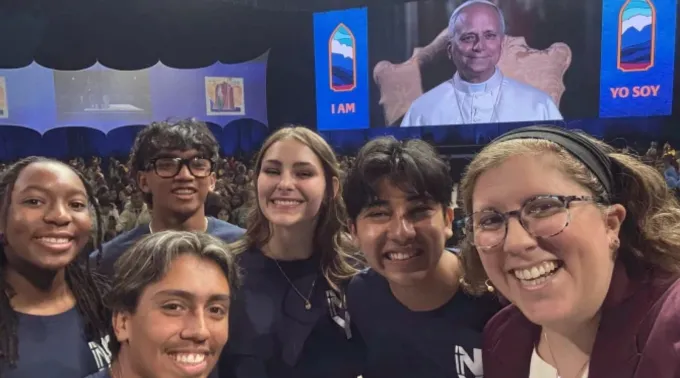 Os adolescentes Mia Smothers, Ezequiel Ponce, Micah Alcisto, Elise Wing e Chris Pantelakis, e a moderadora Katie McGrady (à direita), tiram uma selfie com o papa Leão XIV num encontro digital ao vivo no Lucas Oil Stadium, em Indianápolis, EUA, em 21 de novembro de 2025 ?? 