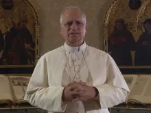 Papa Leão XIV discursa numa conferência sobre a identidade da educação católica.