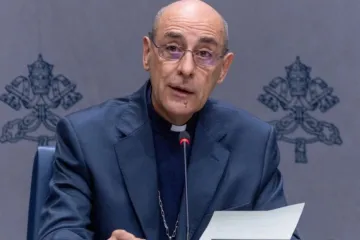 Cardeal Víctor Fernández na apresentação do documento Una caro (uma só carne): Elogio à monogamia em 25 de novembro de 2025