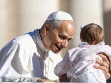 Papa Leão XIV cumprimenta bebê em audiência geral.