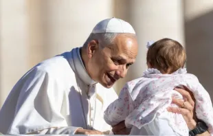 Papa Leão XIV cumprimenta bebê em audiência geral.