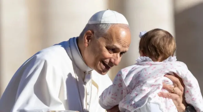 Papa Leão XIV cumprimenta bebê em audiência geral ?? 