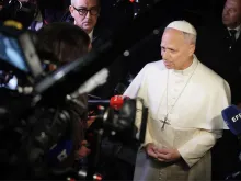 O papa Leão XIV conversa ontem (25) com repórteres depois de passar um dia na vila papal de Castel Gandolfo, Itália.