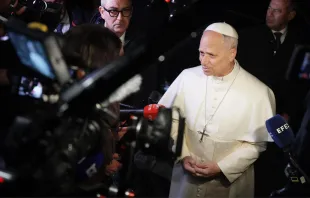 O papa Leão XIV conversa ontem (25) com repórteres depois de passar um dia na vila papal de Castel Gandolfo, Itália.