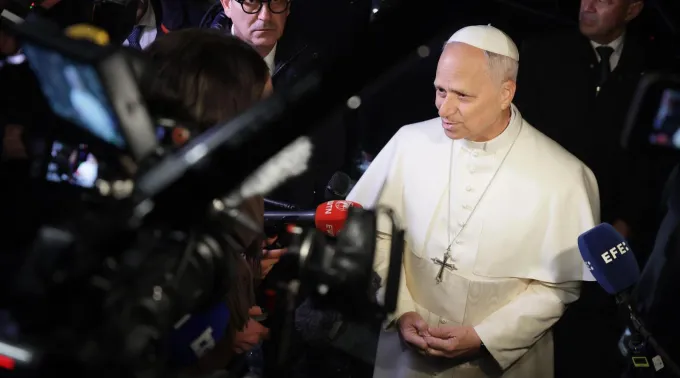 Leão XIV conversa  com repórteres depois de passar um dia na vila papal de Castel Gandolfo, Itália, em 25 de novembro de 2025 ?? 