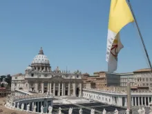 Vista panorâmica da praça de São Pedro, no Vaticano.