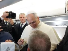 Papa Leão XIV cumprimenta jornalistas em avião a caminho de Ancara, Turquia.