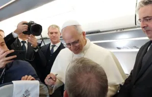 Papa Leão XIV cumprimenta jornalistas em avião a caminho de Ancara, Turquia.