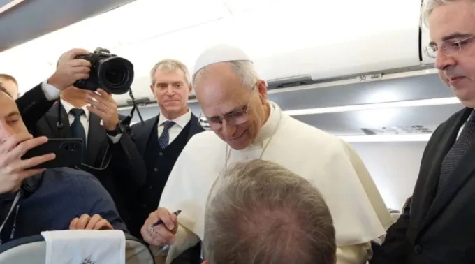 Papa Leão XIV cumprimenta jornalistas em avião a caminho de Ancara, Turquia ?? 