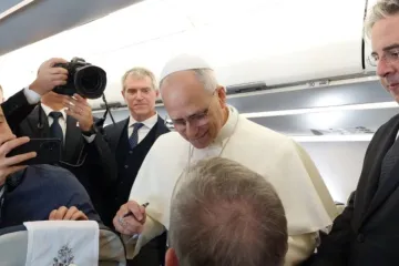 Papa Leão XIV cumprimenta jornalistas em avião a caminho de Ancara, Turquia