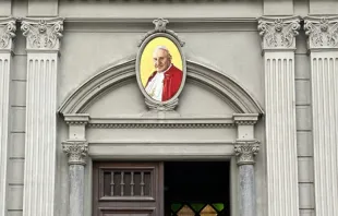Imagem do papa são João XXIII acima da entrada da catedral do Espírito Santo, Istambul.